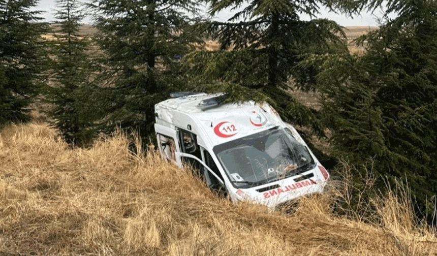 Eskişehir'de hasta nakleden ambulans kaza yaptı: 1'i ağır 3 yaralı