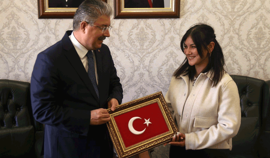 Eskişehir'de yerde bulduğu Türk bayrağını kaldıran kurye valilikte ağırlandı