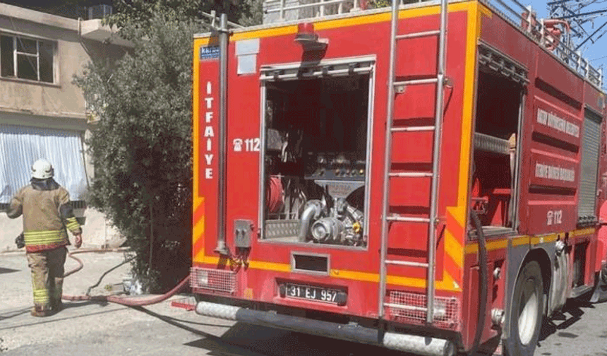 Hatay'da Erzin’de 2 katlı evde çıkan yangın büyümeden söndürüldü