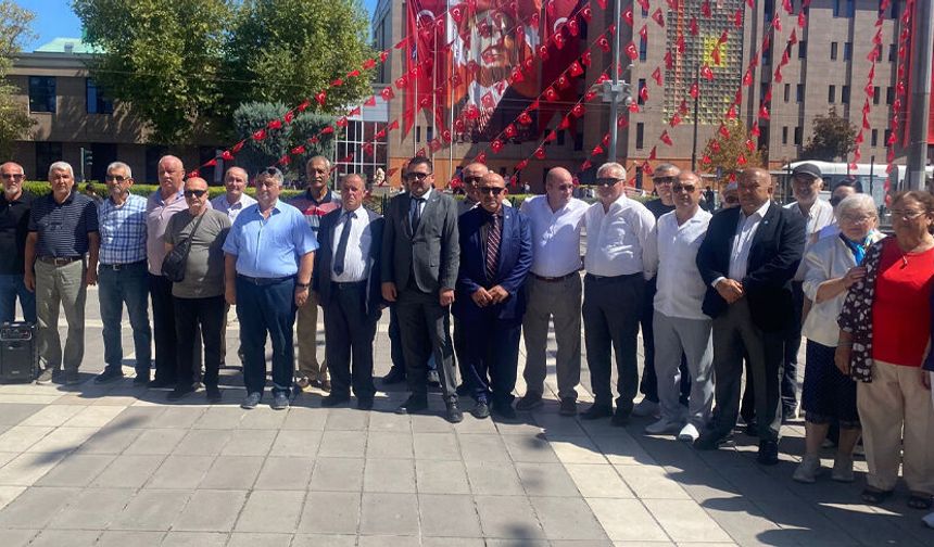 İYİ Parti’den Eskişehir’in 104’üncü yılı dolayısıyla Atatürk Anıtı’na çelenk!