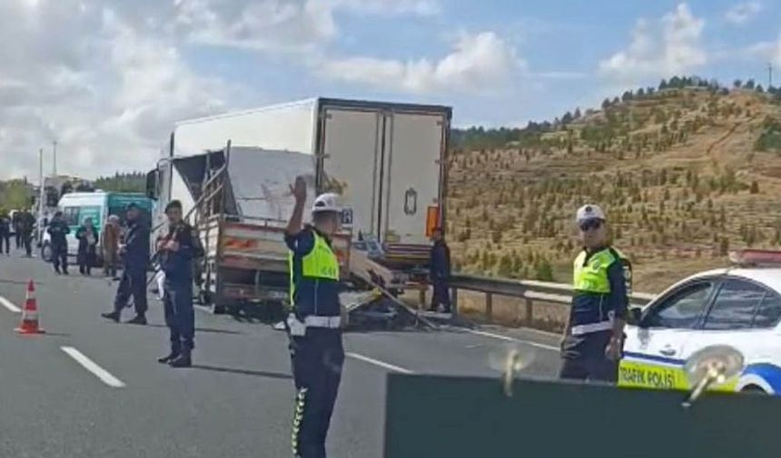 Eskişehir yolunda tır ile kamyonet çarpıştı: 1 ölü, 1 yaralı