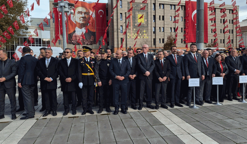 Eskişehir'de 29 Ekim Cumhuriyet Bayramı çelenk sunma töreniyle başladı