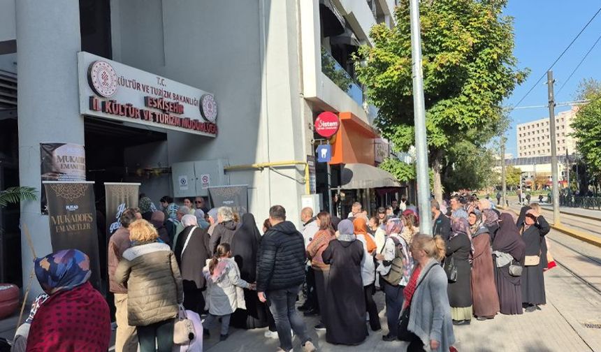 Eskişehir'de mukaddes emanetleri görebilmek için metrelerce kuyruk oluşturdular