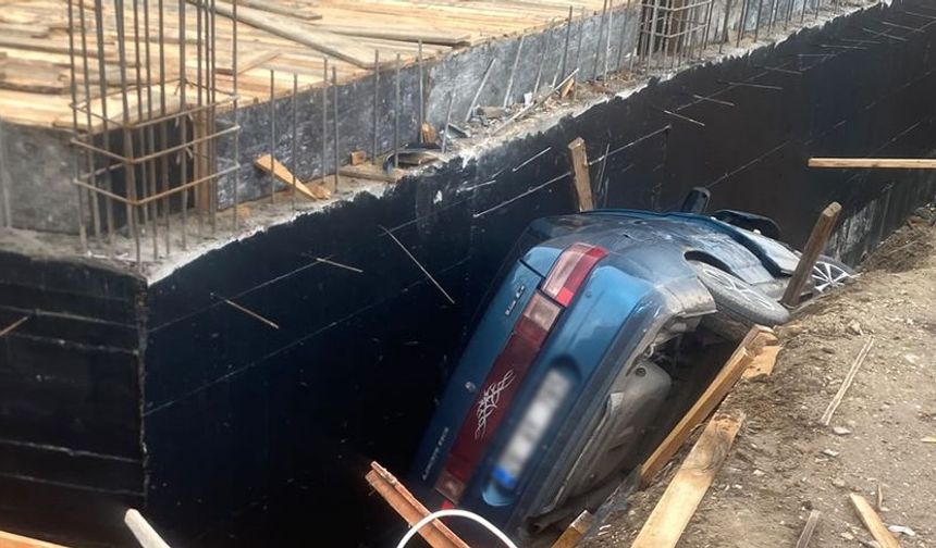 Eskişehir'de otomobil inşaat temeline düştü: 2 yaralı