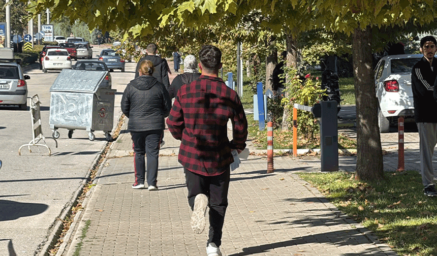 Eskişehir'de trafik durdu, adaylar sınava koşarak yetişmeye çalıştı