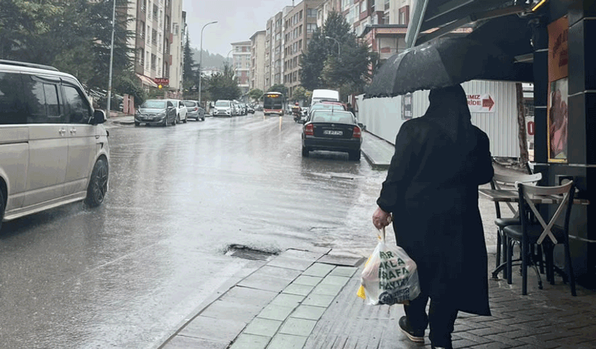 Eskişehir’de yağışlar şemsiye satışlarını hareketlendirdi