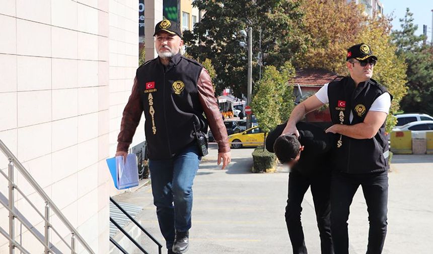 Eskişehir’de zorla tespih satıp para alan şüpheli adliyeye sevk edildi