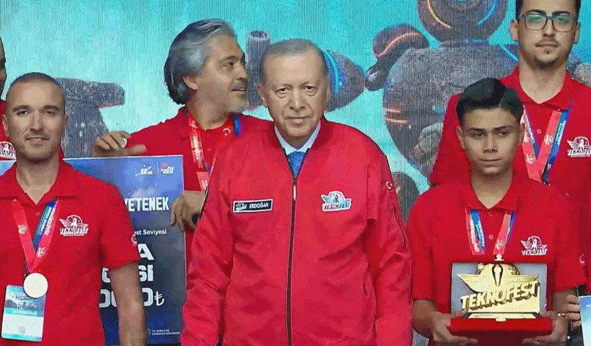 Özel EOSB MTAL'in şampiyon takımları ödüllerini Cumhurbaşkanı Erdoğan'ın elinden aldı