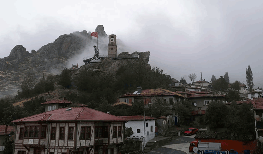 Sivrihisar'da doğa harikası görüntüler: Sis bulutu dağları sardı