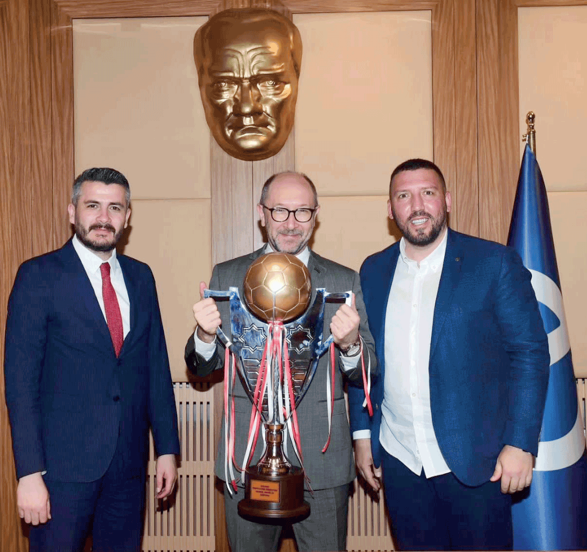buyuk-gurur-alkisi-hak-ettiler-nazim-aydin-1