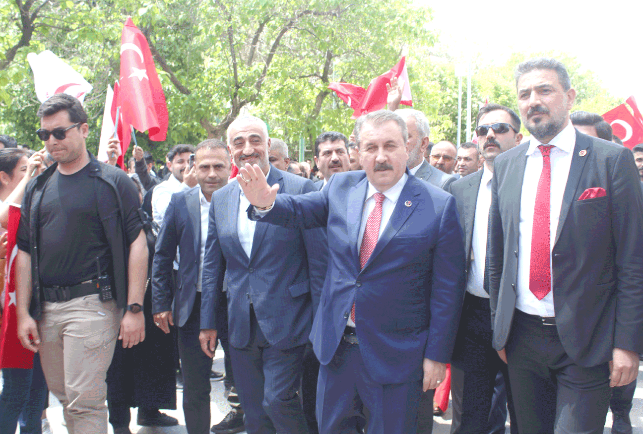 desticinin-basina-gelenler-hayretle-izleniyor-nazim-aydin