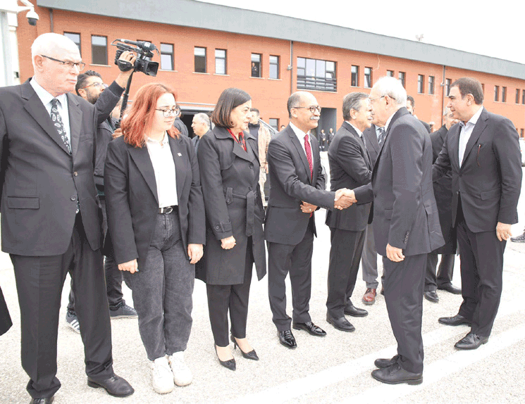 desticinin-basina-gelenler-hayretle-izleniyor-nazim-aydin2