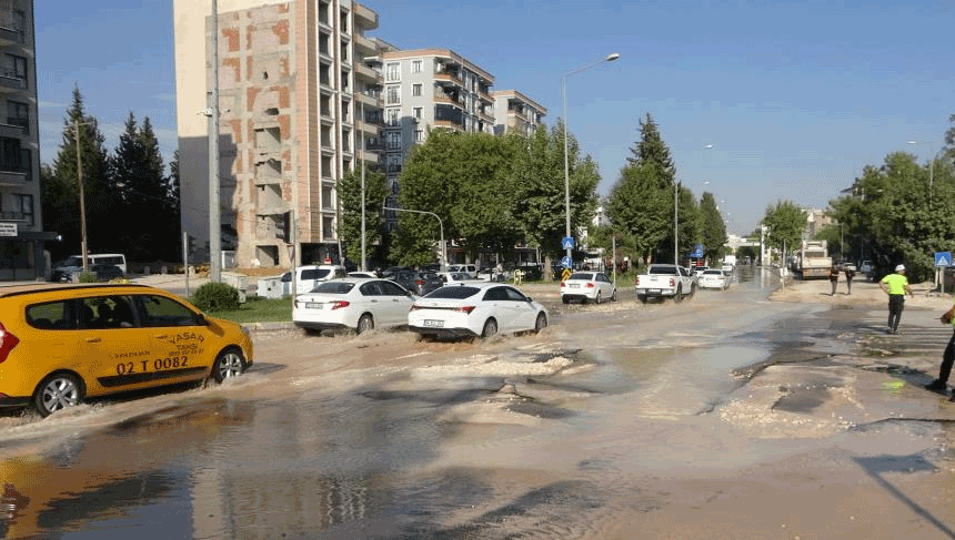 Adıyaman'da patlayan ana su hattı yolu kullanılamaz hale getirdi