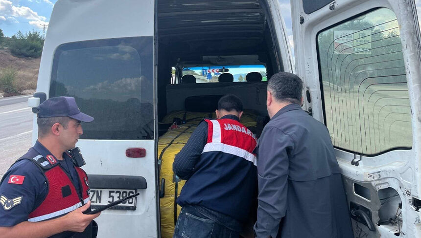 Bilecik'te düzensiz göç uygulamasında 3 aranan şahıs yakalandı