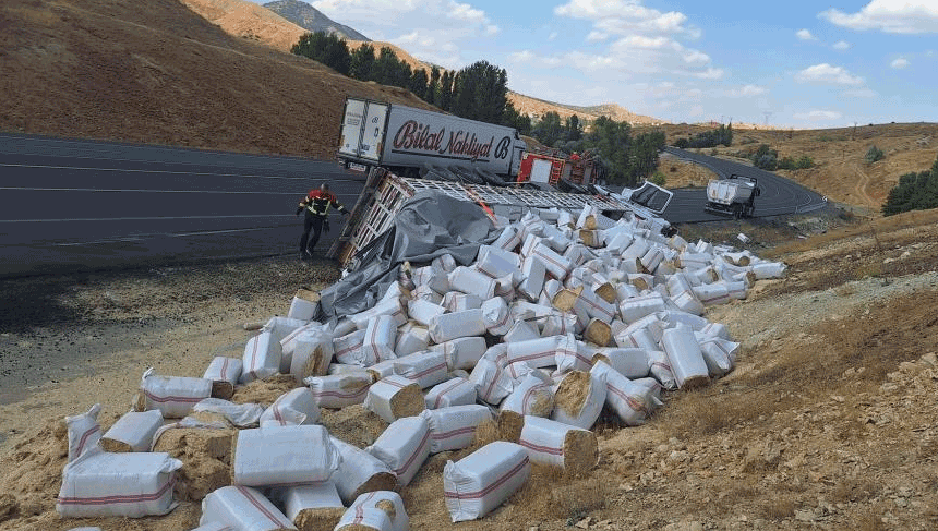 Bingöl’de saman yüklü tır devrildi: 1 yaralı