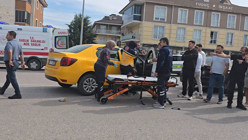 Bursa'da taksi ile otomobil çarpıştı: 2 yaralı