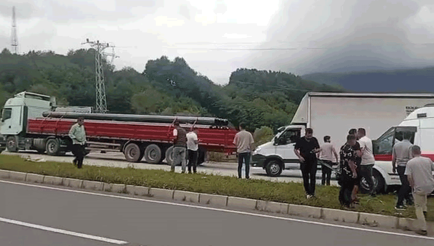 Düzce’de ambulans tıra arkadan çarptı 1 kişi yaralı