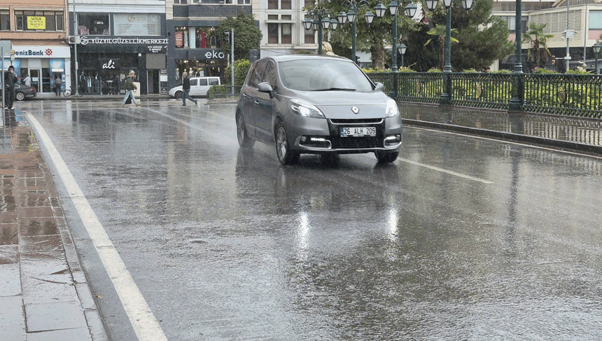 Eskişehir'de beklenen yağış başladı! Sıcaklık 14 dereceye düştü
