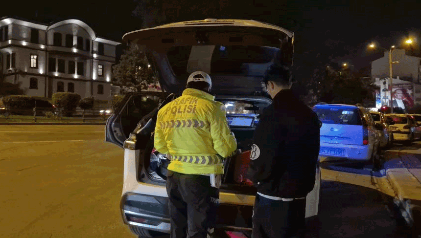 Eskişehir'de polisten kaçan motosikletliye 352 bin 219 liralık ceza