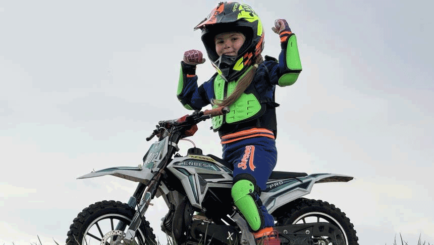 Eskişehir'de minik İkra motosiklet ile tepeleri aşıyor, Zayn ile yarışmak istiyor