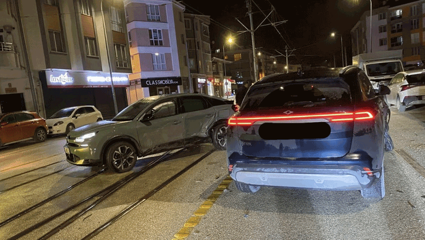 Eskişehir'de tramvay seferlerini aksatan kaza