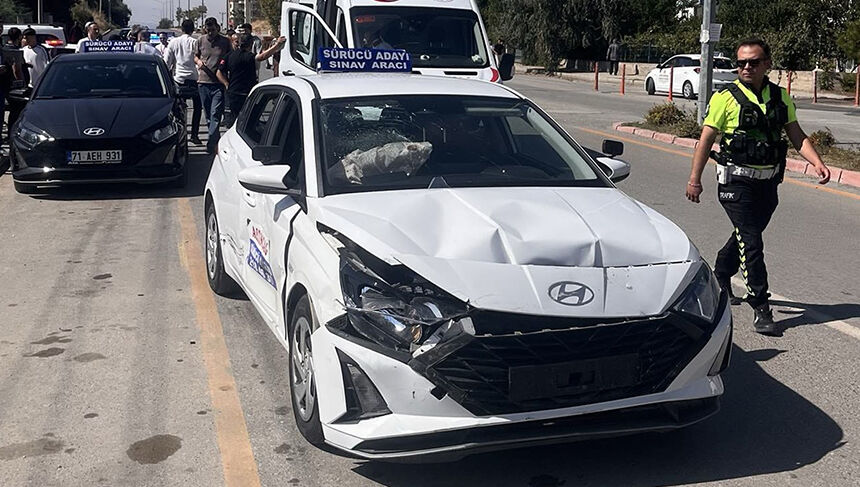 Kırıkkale'de 14 yaşında direksiyon başına geçti, ehliyet sınavındaki araçla çarpıştı: 4 yaralı