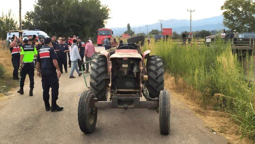 Manisa Turgutlu'da traktörün işçi taşıyan kasası devrildi: 4 yaralı