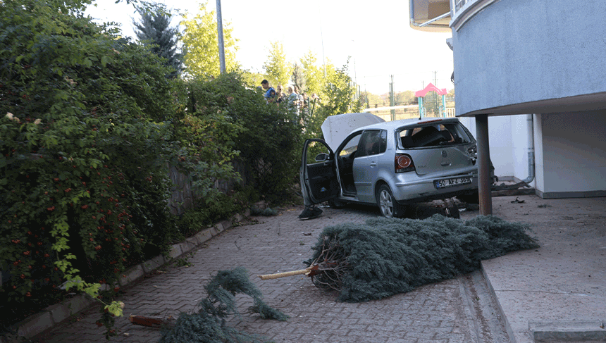 Nevşehir’de kontrolden çıkan otomobil apartmanın bahçesine düştü: 1 yaralı