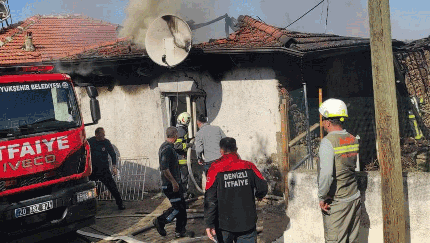 Denizli'de alevlerin sardığı ev kullanılamaz hale geldi