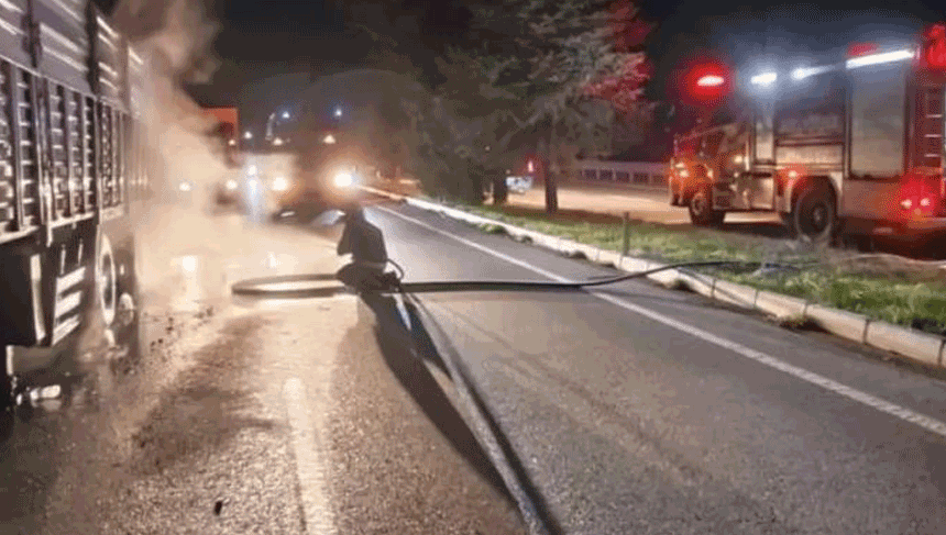 Denizli'de seyir halindeki tırda yangın çıktı