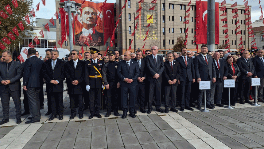 Eskişehir'de 29 Ekim Cumhuriyet Bayramı çelenk sunma töreniyle başladı