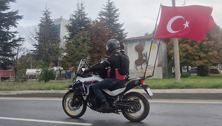 Eskişehir'de motosikletinin arkasına astığı Türk bayraklarıyla çevre yolunda ilerledi