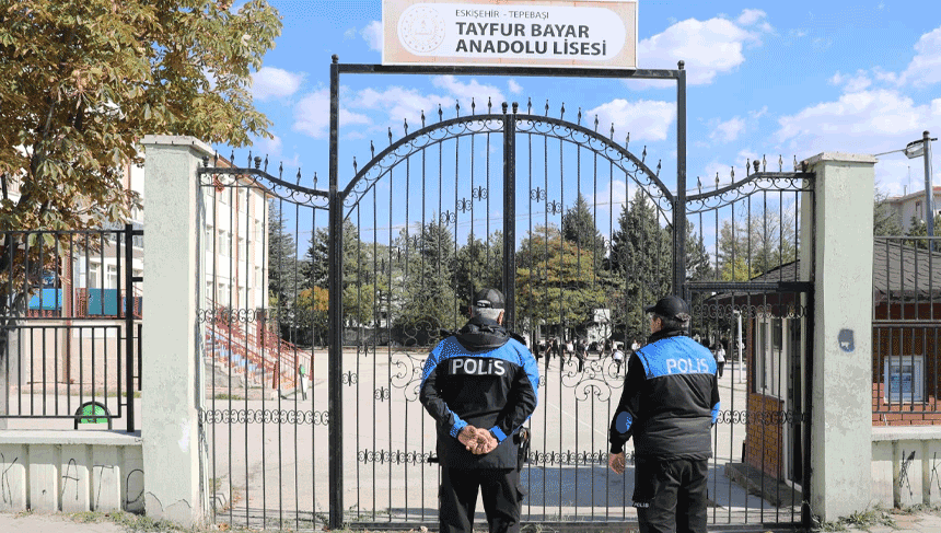 Eskişehir'de polis ekiplerinden okullar ve çevrelerine sıkı takip