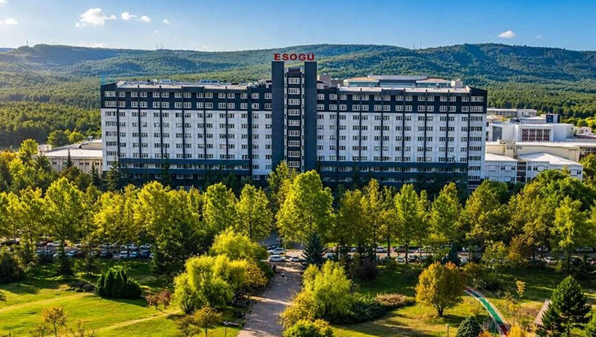 ESOGÜ'de tehlikeli anlar: Güvenlik görevlisini motosikletle yaraladılar