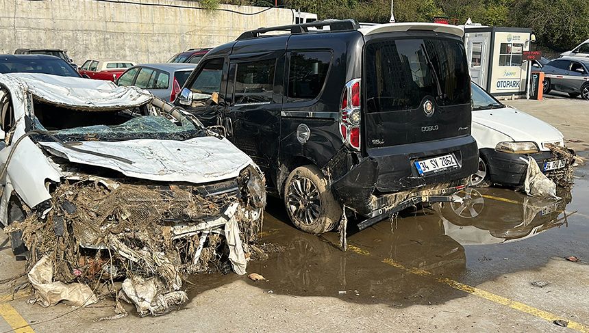 İstanbul'da selde hasar gören araçlar çekicilerle sanayiye taşınıyor