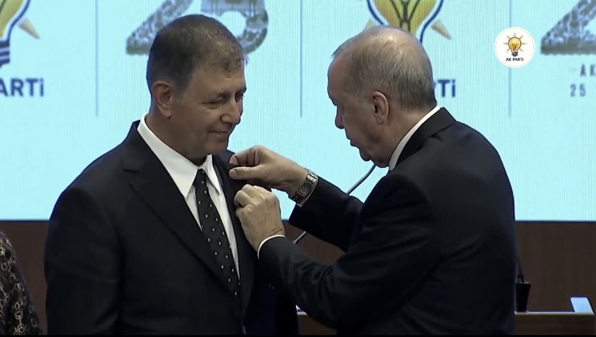 İzmir Büyükşehir Belediye Başkanı Tugay AK Parti'ye katıldı: Rozetini Erdoğan taktı