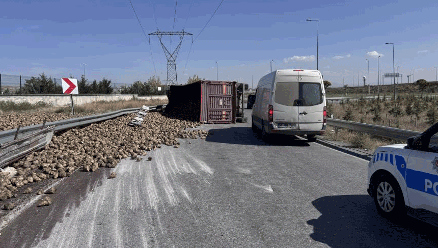 Kayseri'de virajı alamayan tır devrildi