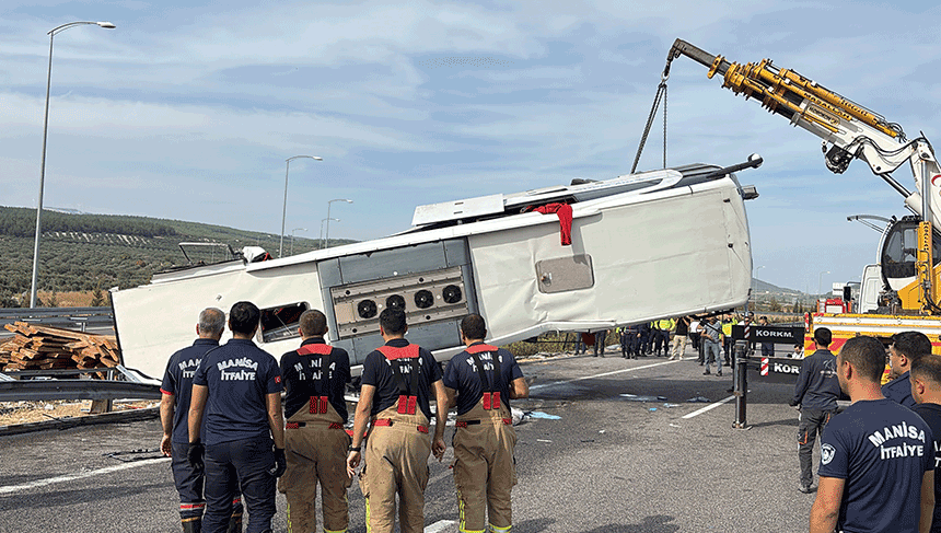 Manisa'daki feci kazada araçlar çekiciyle kaldırılıyor