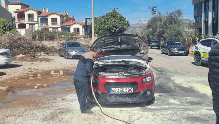 Muğla'da seyir halindeki otomobilde yangın çıktı