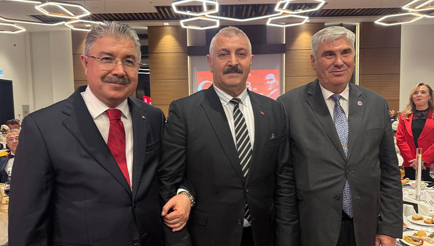Tören alanında tepki gösteren şehit babası ile Vali Yılmaz bir araya geldi